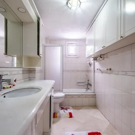 Flat With Balcony Near Idealtepe Marmaray Station Lägenhet *